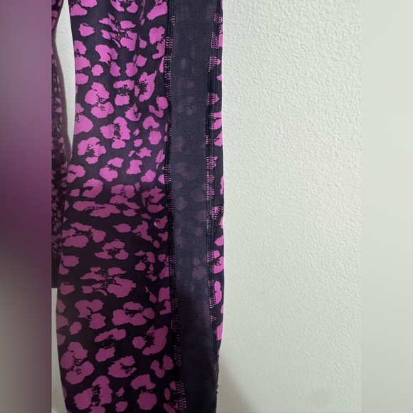 Lululemon Drop It Like It’s Hot Leggings
4 Mini Cheetah Ultra Violet Nav… - Picture 4 of 8